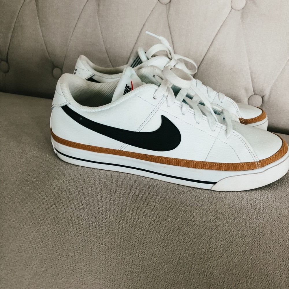 Womens size 9 Nike sneakers